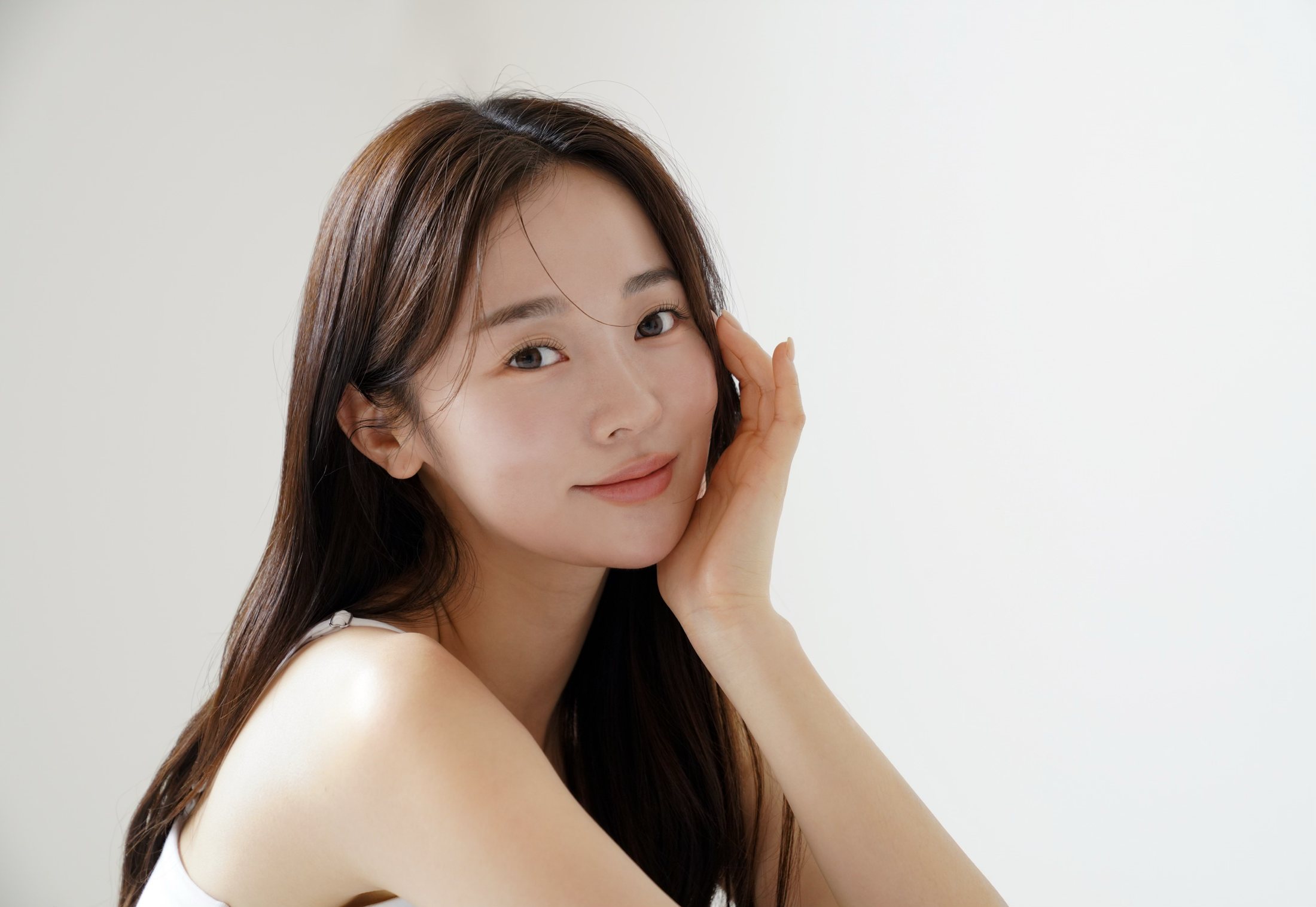 그린리프의 안면침과 MTS 시술이 지지하는 맑고 건강한 피부를 가진 여성의 클로즈업 사진